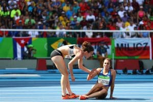 New Zealander Nikki Hamblin helps fallen U.S. athlete Abbey D'Agostino. (Ian Walton / Getty Images)